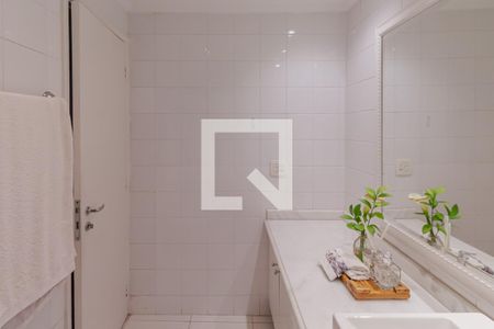 Banheiro de apartamento à venda com 1 quarto, 102m² em Itaim Bibi, São Paulo