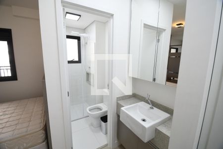 Banheiro de kitnet/studio para alugar com 1 quarto, 42m² em Centro, Campinas