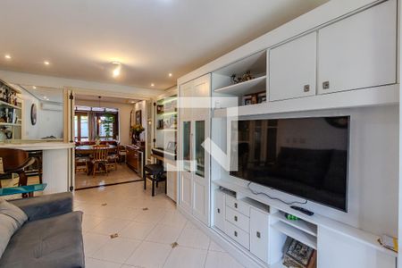 Sala  de casa de condomínio à venda com 3 quartos, 130m² em Cavalhada, Porto Alegre