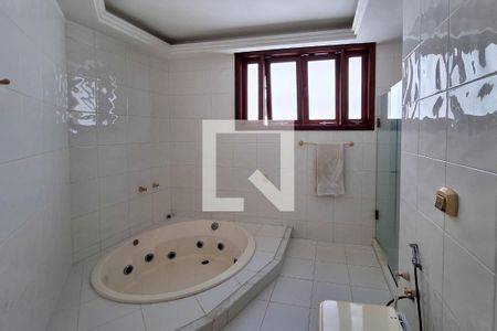 Banheiro da Suíte 1 de casa de condomínio para alugar com 3 quartos, 660m² em Vila Progresso, Niterói