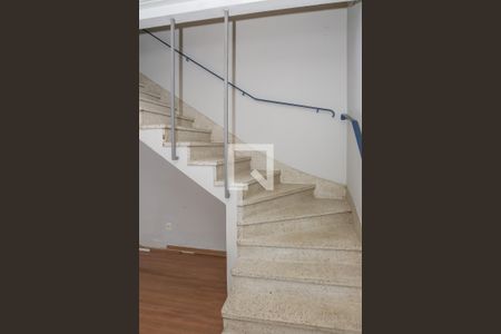 Escada de casa para alugar com 2 quartos, 300m² em Vila Romana, São Paulo