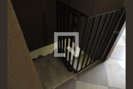 Escada Superior de casa para alugar com 3 quartos, 65m² em Pestana, Osasco