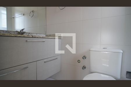 Banheiro suite  de apartamento para alugar com 2 quartos, 70m² em Medianeira, Porto Alegre