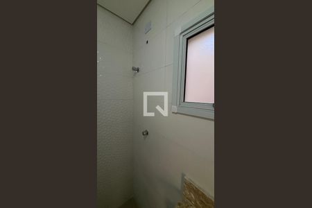 Banheiro de apartamento para alugar com 2 quartos, 52m² em Vila Mazzei, Santo André