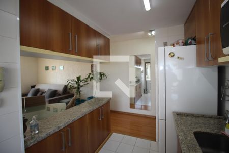Cozinha de apartamento à venda com 2 quartos, 72m² em Passo da Areia, Porto Alegre