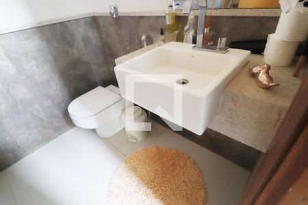 Lavabo de casa de condomínio para alugar com 4 quartos, 352m² em Jardim das Palmeiras, Uberlândia