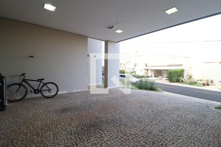 Garagem de casa de condomínio para alugar com 4 quartos, 352m² em Jardim das Palmeiras, Uberlândia