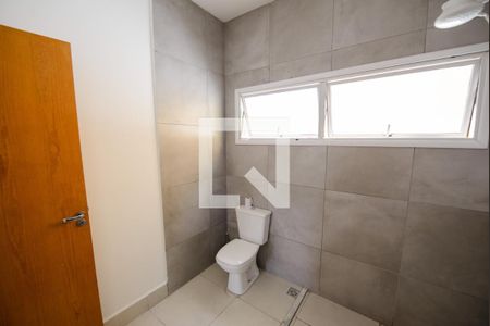 Banheiro da Suíte 2 de casa de condomínio para alugar com 3 quartos, 300m² em Loteamento Industrial, Taubaté