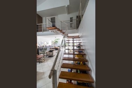 Escada de casa de condomínio à venda com 4 quartos, 300m² em Residencial Tres (alphaville), Santana de Parnaíba