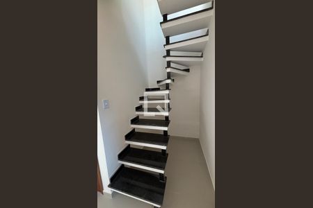 Escada de apartamento para alugar com 3 quartos, 90m² em Vila Mazzei, Santo André