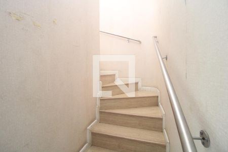 Escada de casa para alugar com 3 quartos, 124m² em Jardim Nosso Lar, São Paulo