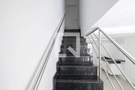 Escada de casa para alugar com 2 quartos, 80m² em Itapoã, Belo Horizonte