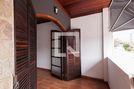 Varanda da Suíte 1 de casa para alugar com 3 quartos, 250m² em Vila São José, Taubaté