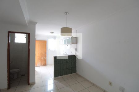 Sala de casa de condomínio à venda com 2 quartos, 67m² em Jardim Xangrilá, Contagem