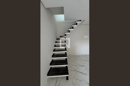 Escada de apartamento para alugar com 2 quartos, 78m² em Jardim Guarará, Santo André