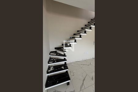 Escada de apartamento para alugar com 2 quartos, 78m² em Jardim Guarará, Santo André