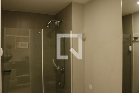 Banheiro de kitnet/studio para alugar com 1 quarto, 48m² em Perdizes, São Paulo