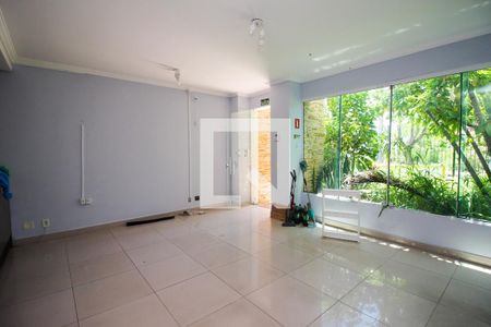 Sala 1 de casa para alugar com 3 quartos, 190m² em Guarujá, Porto Alegre