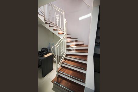 Escada de casa para alugar com 3 quartos, 190m² em Guarujá, Porto Alegre