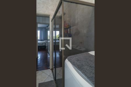 Banheiro de apartamento à venda com 2 quartos, 69m² em Floresta, Porto Alegre