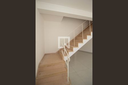 Escada de casa à venda com 3 quartos, 165m² em Jardim Sao Jose, São Paulo