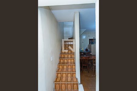 Escada de casa para alugar com 2 quartos, 110m² em Vila Serralheiro, São Paulo