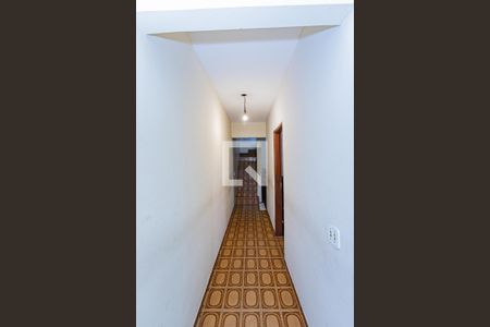 Corredor de casa para alugar com 2 quartos, 110m² em Vila Serralheiro, São Paulo
