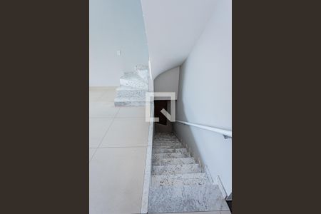 Escada de casa à venda com 3 quartos, 158m² em Parque Sao Domingos, São Paulo