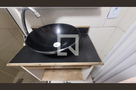 Banheiro de kitnet/studio para alugar com 1 quarto, 30m² em Bento Ribeiro, Rio de Janeiro