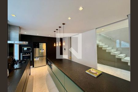 Cozinha  de casa de condomínio à venda com 3 quartos, 600m² em Granja Julieta, São Paulo