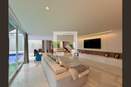 Sala  de casa de condomínio à venda com 3 quartos, 600m² em Granja Julieta, São Paulo