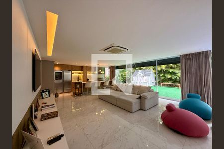 Sala  de casa de condomínio à venda com 3 quartos, 600m² em Granja Julieta, São Paulo