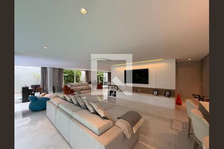 Sala  de casa de condomínio à venda com 3 quartos, 600m² em Granja Julieta, São Paulo