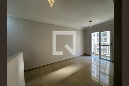 Sala de apartamento à venda com 2 quartos, 61m² em Jardim Tupanci, Barueri