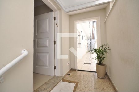 Hall de entrada de casa para alugar com 3 quartos, 340m² em Vila Albertina, São Paulo