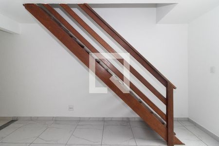 Escada de casa de condomínio para alugar com 2 quartos, 70m² em Jardim Sulacap, Rio de Janeiro