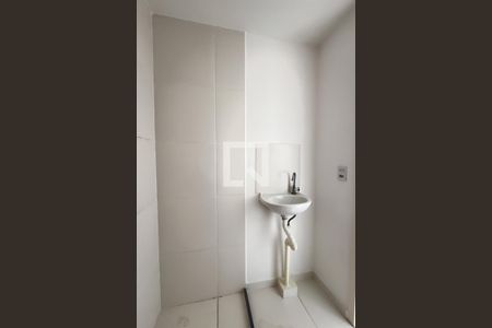 Banheiro de kitnet/studio para alugar com 1 quarto, 16m² em Vila Pereira Barreto, São Paulo