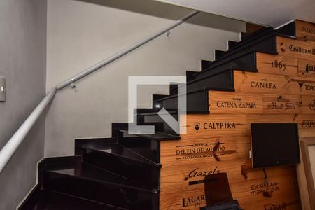 Escada de casa para alugar com 3 quartos, 190m² em Jardim Monte Alegre, São Paulo