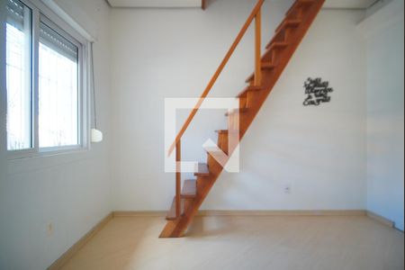 Escada - Sótão de casa de condomínio à venda com 2 quartos, 63m² em Petrópolis, Porto Alegre