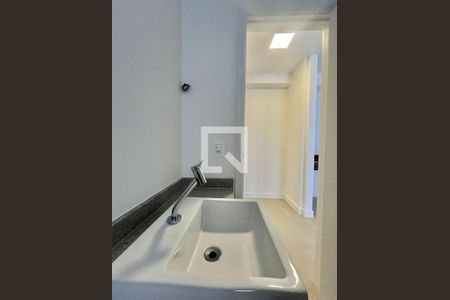 Banheiro de kitnet/studio para alugar com 1 quarto, 46m² em Centro, Campinas