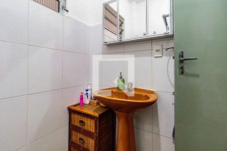 Banheiro social de casa à venda com 3 quartos, 100m² em Conjunto Residencial Butanta, São Paulo