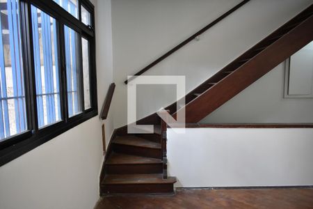 Escada 1 de casa para alugar com 3 quartos, 250m² em Planalto Paulista, São Paulo