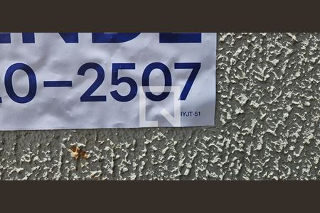 Placa instalada na fachada do condomínio - Código da placa IYJT-51 de apartamento à venda com 2 quartos, 34m² em Vila Norma, São Paulo