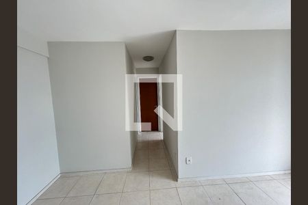 Corredor de apartamento para alugar com 2 quartos, 55m² em Del Castilho, Rio de Janeiro