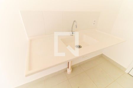 Sala/Cozinha de apartamento para alugar com 2 quartos, 32m² em Vila Carmosina, São Paulo