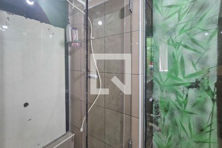 banheiro da suíte  de apartamento para alugar com 2 quartos, 55m² em Jardim Vitoria, Guarujá