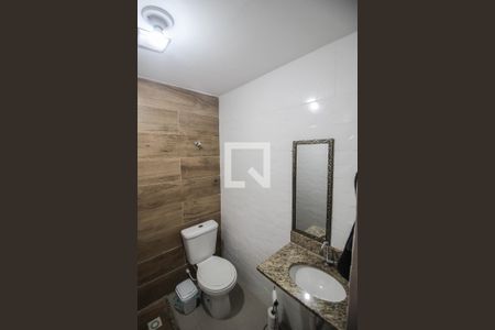 Banheiro 1 de casa de condomínio para alugar com 2 quartos, 88m² em Centro, Nilópolis