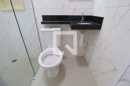 Banheiro de kitnet/studio para alugar com 1 quarto, 20m² em Martins, Uberlândia