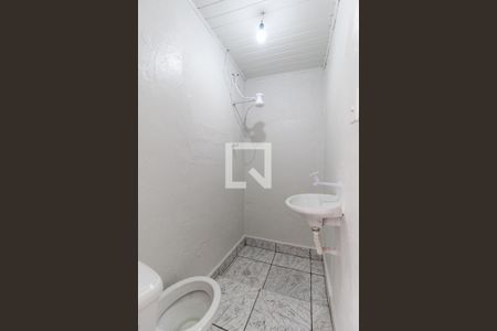 Banheiro de casa para alugar com 1 quarto, 25m² em Jardim Robru, São Paulo