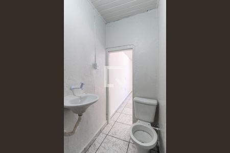 Banheiro de casa para alugar com 1 quarto, 25m² em Jardim Robru, São Paulo